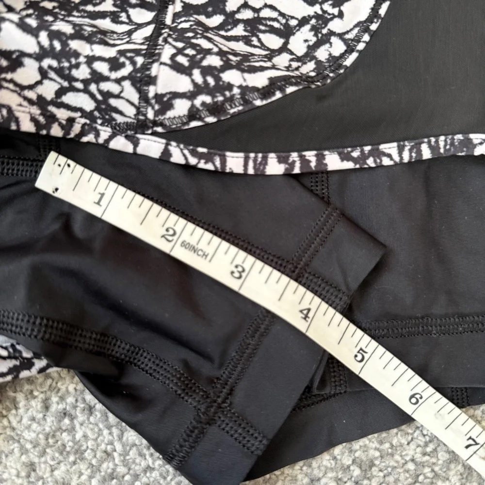 Lululemon Work Out To Water Short Ice Breaker White Black / Black Size 6‎